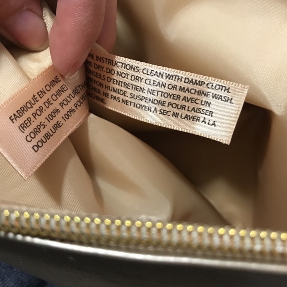 👜NWOT, Beautiful Golden Fringe Wristlet by Macy’s - Picture 7 of 8